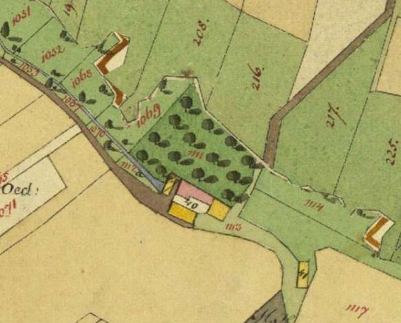 Historische Kartenansicht mit Feldern, Wegen, Gebäuden und einem kleinen Dorf entlang eines Flussufers.